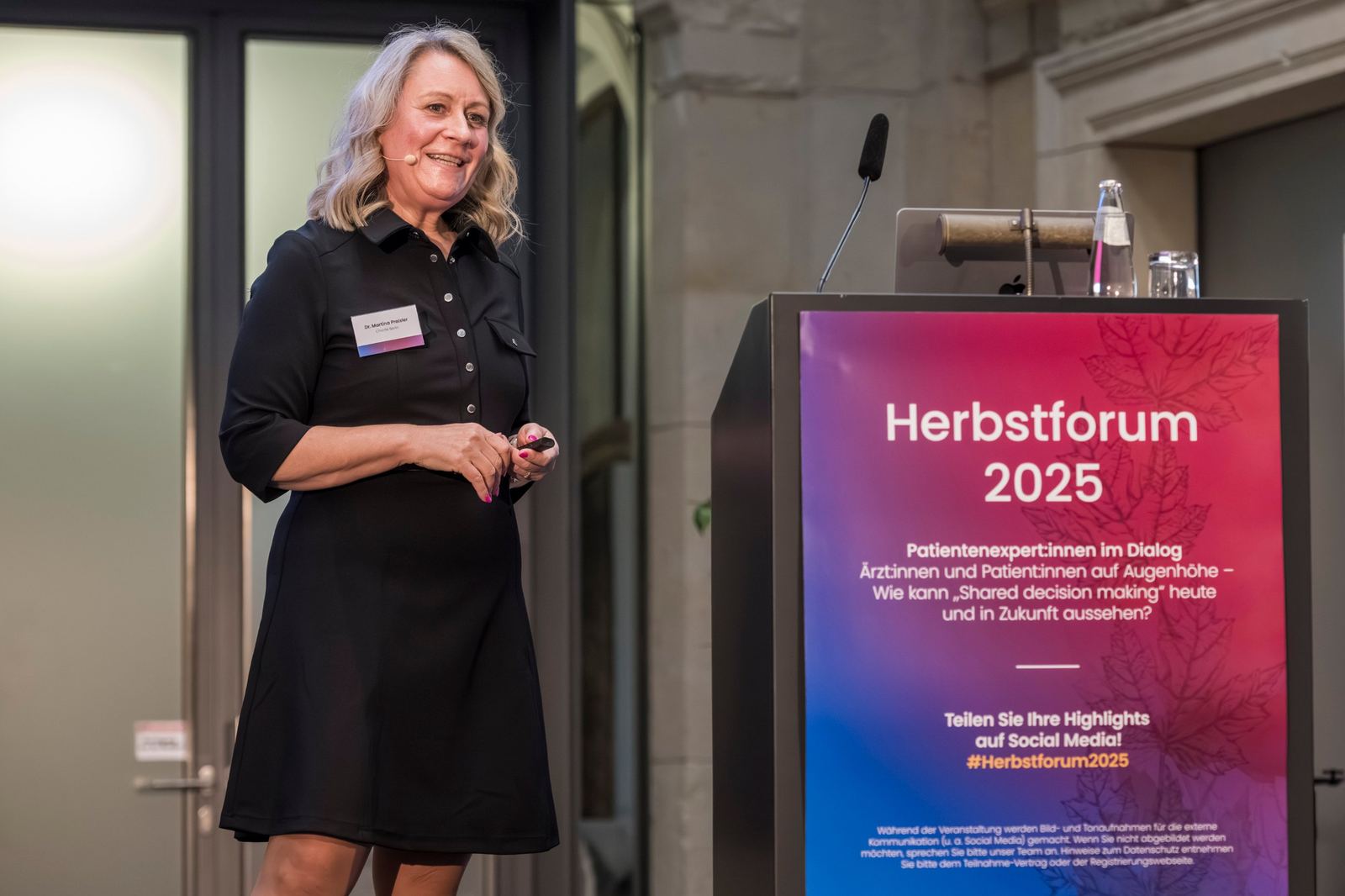 Martina Preisler am Rednerpult beim Herbstforum 2025 in Berlin