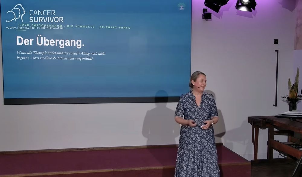 Martina Preisler beim Seminar im Survivors Home vor der Folie „Der Übergang“